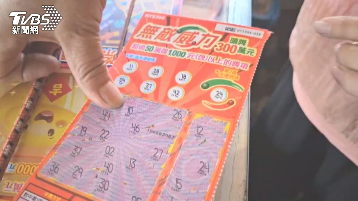 連假有民眾到屏東車城福安宮,購買刮刮樂試手氣,幸運刮中1千元,但當下業者說她只中6百,憤怒地指控店家存心騙錢。(圖/TVBS)