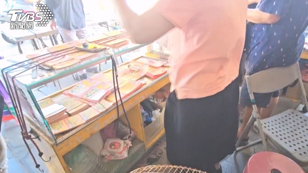 當事店家解釋表示,當時現場人很多,她一人應付不暇才會講錯金額。(圖/TVBS)