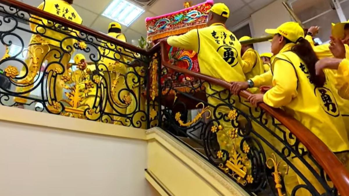 左轉進「羅浮宮」豪宅停駕,更一度上到二樓巡視。(圖/白沙屯媽祖網路電視台YT)