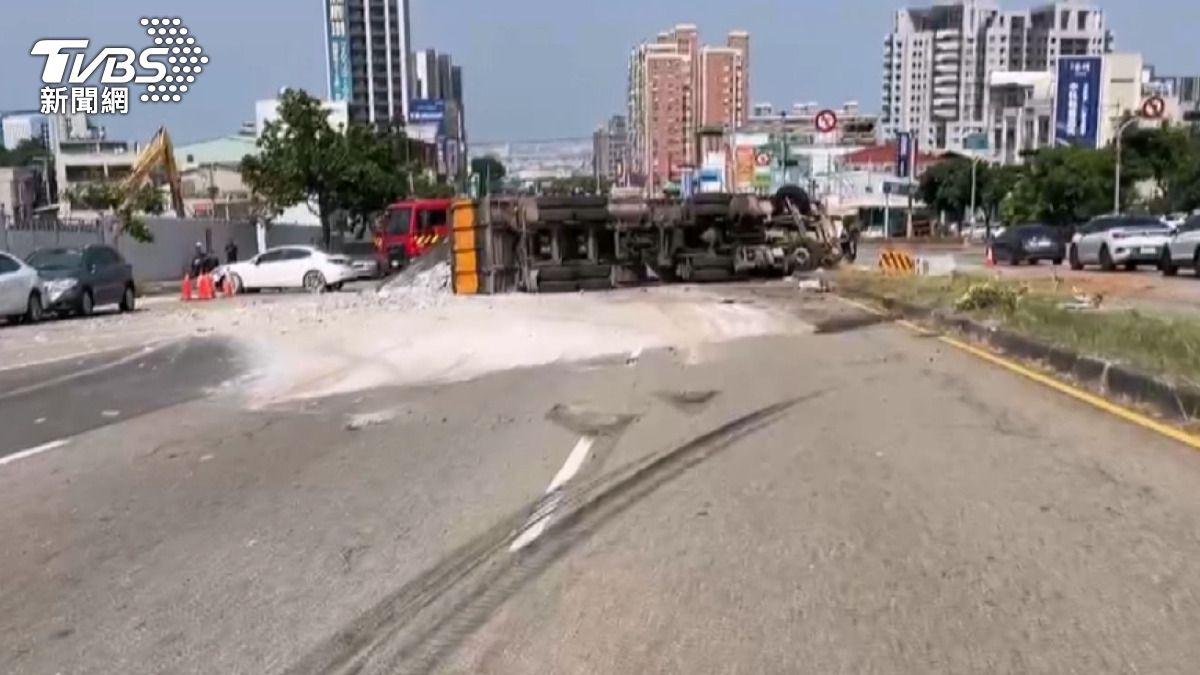 台中砂石車煞車失靈「急撞安全島」翻覆!駕駛冷靜應變 長下坡路段成安全隱憂。(圖/TVBS)