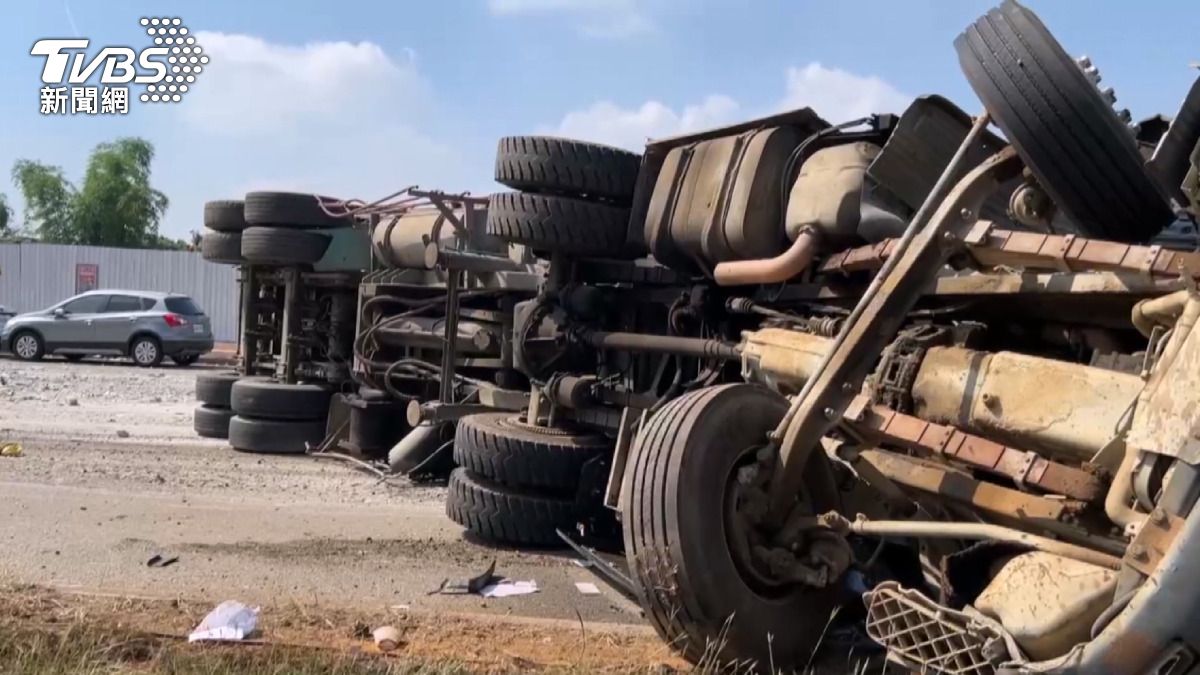 砂石車駕駛的緊急反應可能避免了更嚴重的連環車禍,但現場狀況仍十分驚險。(圖/TVBS)