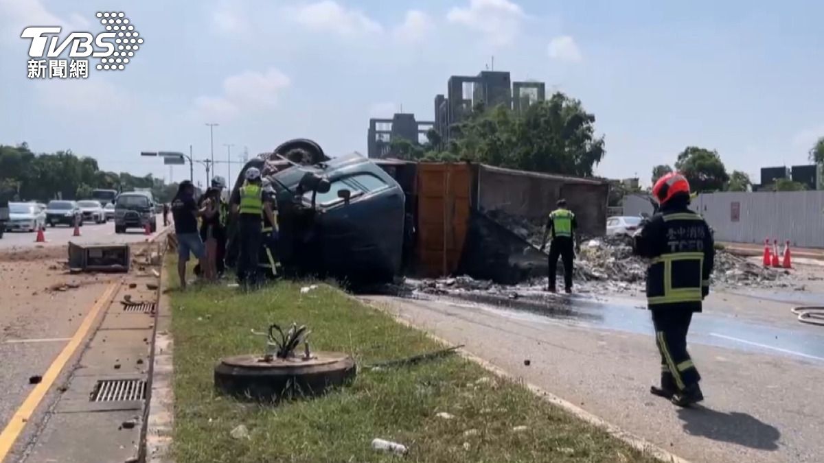 砂石車駕駛沒有採取自撞的應變措施,可能會連續撞上更多車輛,造成更嚴重的傷亡。(圖/TVBS)