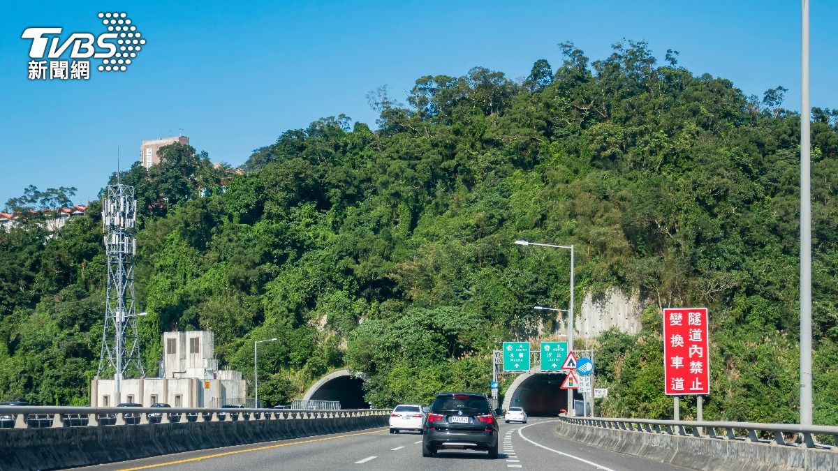 國道「樹枝砸車」!賓士擋風玻璃瞬間碎裂 求償金遭大砍剩3萬