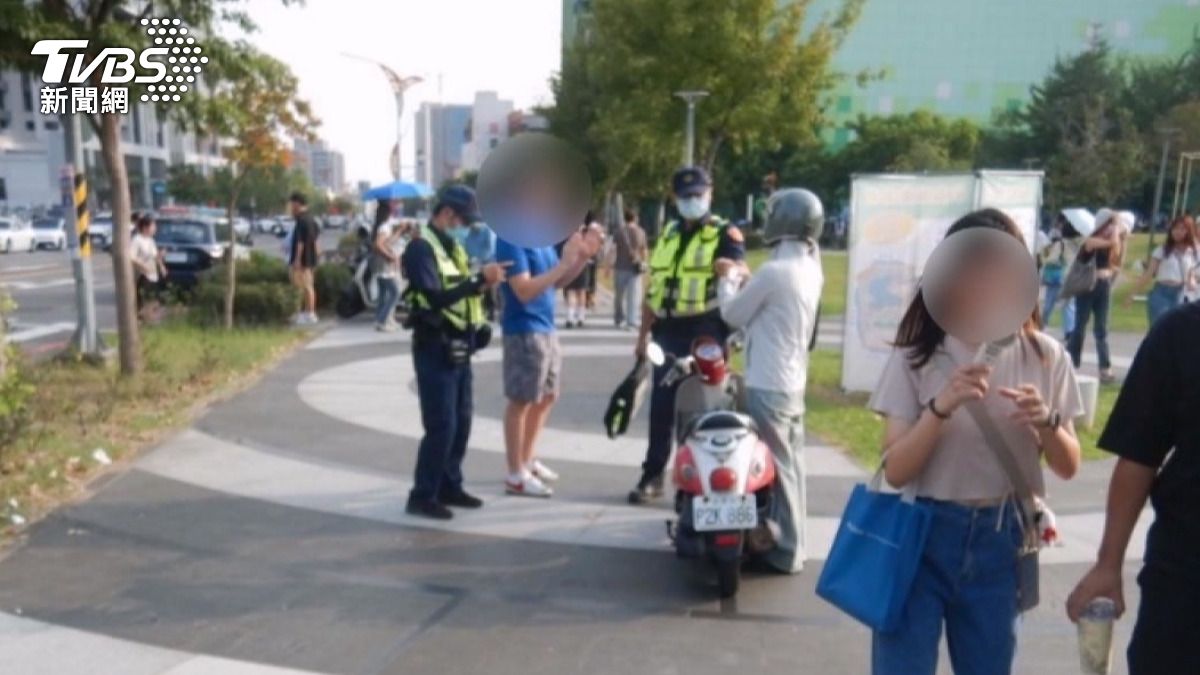 民眾目擊一名女騎士和美國人發生口角，起因是女騎士在人行道騎車，擦撞到美國人的手。(圖／Threads @dennnnnn1s)  