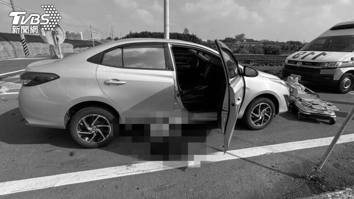 閃燈路口對撞!79歲嬤遭重壓車底 疑未減速斷魂汽車輪