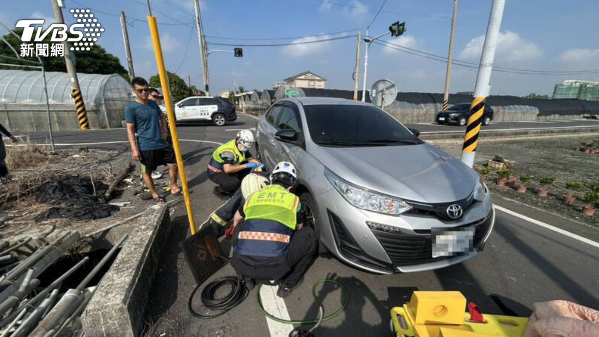眾人利用車輛救助頂舉袋將轎車頂起,再將王嬤救出。(圖/TVBS)