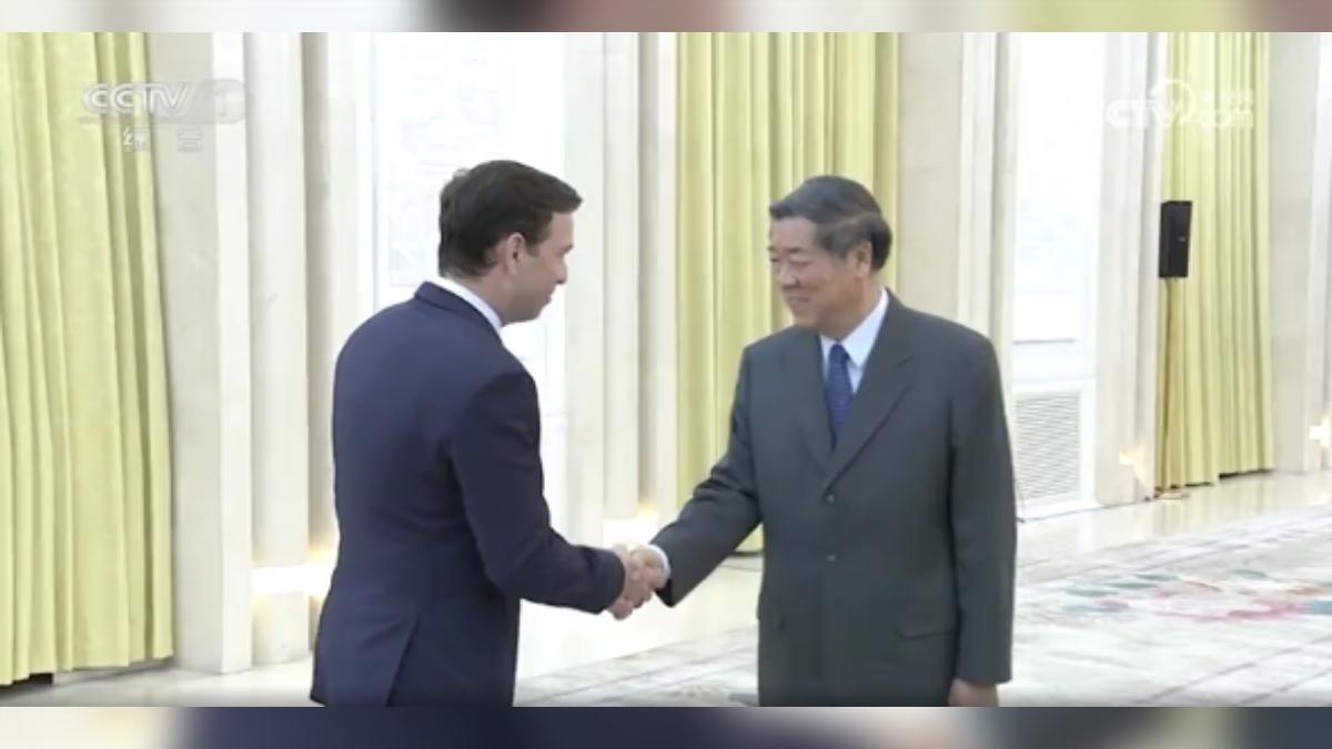 大陸國務院副總理何立峰會見跨國集團負責人,鼓勵外商投資,不過就在同一天,大陸國家市場監管總局宣布,將針對美國高通是否違反《反壟斷法》進行調查。(圖/CCTV+)