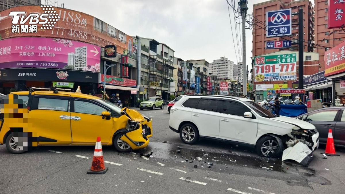 高雄7旬翁左轉猛撞直行計程車 小黃車頭全毀4人送醫
