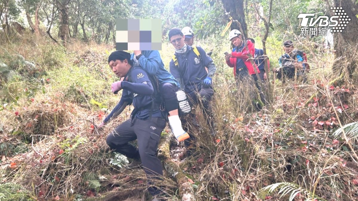 60多歲婦人在挑戰嘉義特富野古道時不慎摔傷腳踝，消防人員展開救援行動。（圖／TVBS）