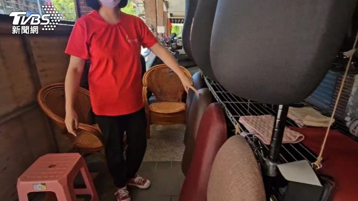 機車坐墊更換業者提供多種款式供客人自行挑選。（圖／TVBS）