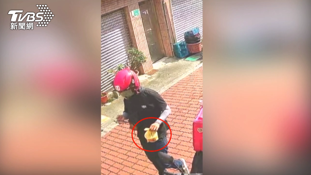 消費者調閱更多監視畫面還原，證明外送員抵達時，從外送箱拿出的粥，已經是泡麵碗呈裝。(圖／TVBS)