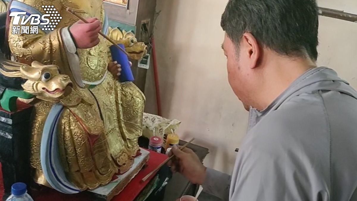 專業修復師特地趕到保安寺修補受損神像。（圖／TVBS）