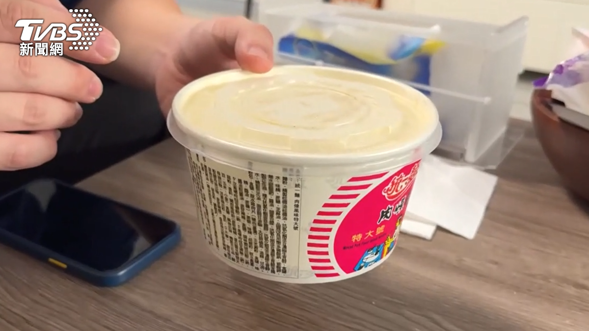 外送粥變成泡麵碗,消費者表示，泡麵碗的鋁箔蓋已被拆掉， 而且使用的塑膠蓋子還能完美貼合。(圖／TVBS)