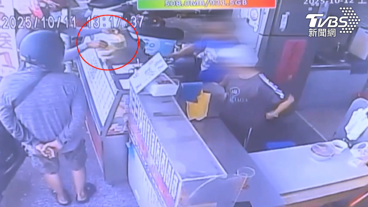 當事店家提出監視器畫面自清,顯示他們使用的是藍色紙碗。(圖/TVBS)