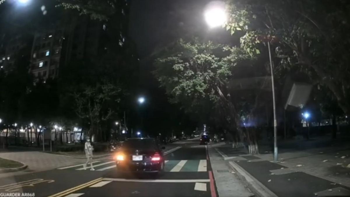 車輛與行人同時在斑馬線上，距離不到三公尺，檢舉未禮讓行人卻失敗。（圖／TVBS）