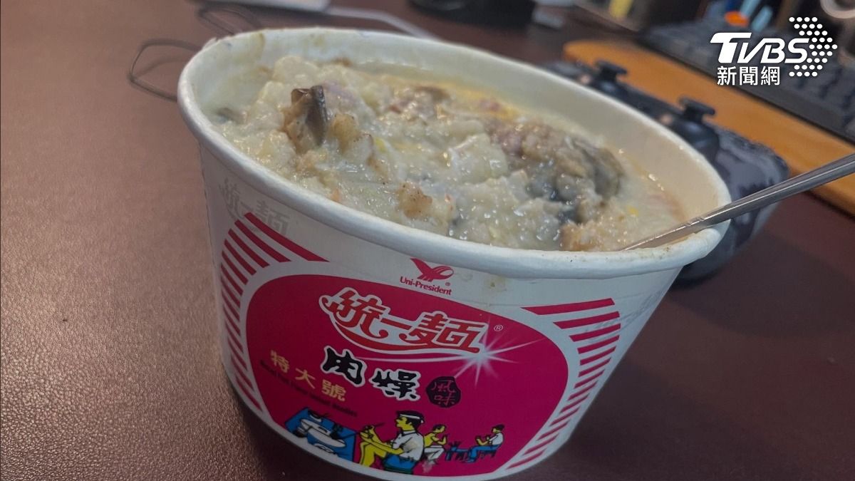 台南有一名張先生,透過外送平台點廣東粥,結果卻收到用泡麵碗盛裝,不只匪夷所思,他也質疑,這個泡麵碗到底有無使用過。(圖/TVBS)