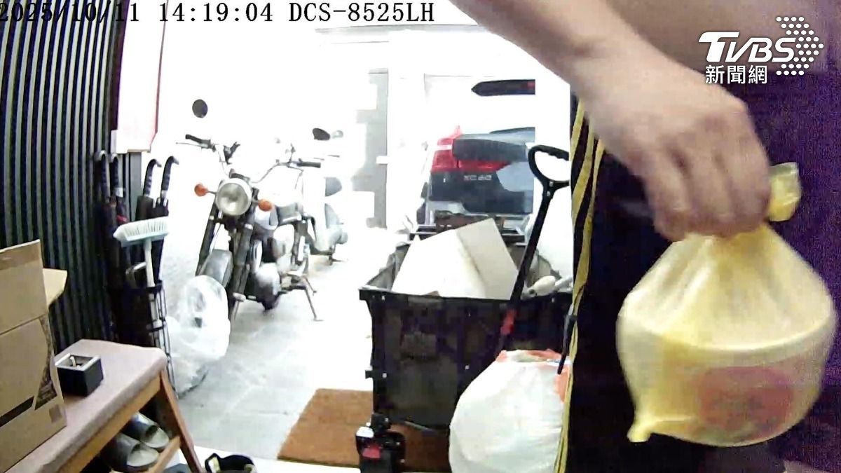 張先生調出監視器證明,他拿到外送員送達的廣東粥時,從透明塑膠袋看,已經是泡麵碗裝著。(圖/TVBS)