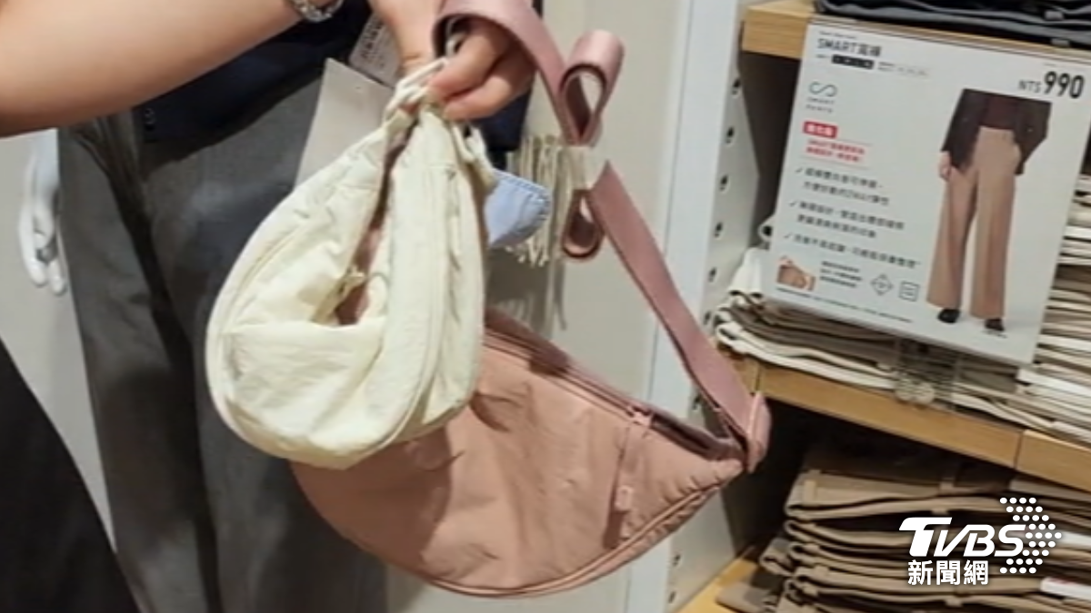 年輕人買迷你包當吊飾。(圖/TVBS)