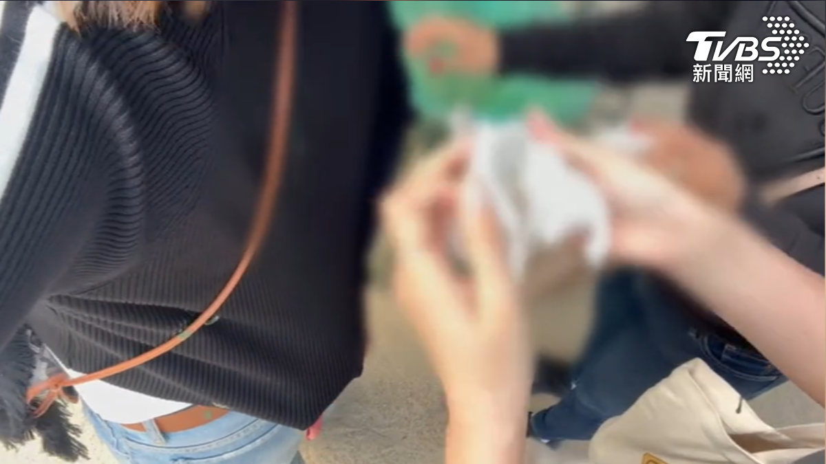 髮遭沾綠色液體，2男1女好心幫擦竟是小偷。（圖／jaofish threads）