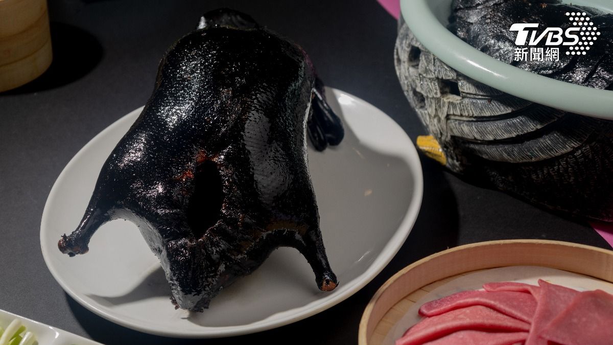把鴨皮變成油亮的墨黑色，再搭配「粉色餅皮」，BLACKPINK到高雄演唱，餐飲業者出奇招搶商機。（圖／TVBS）