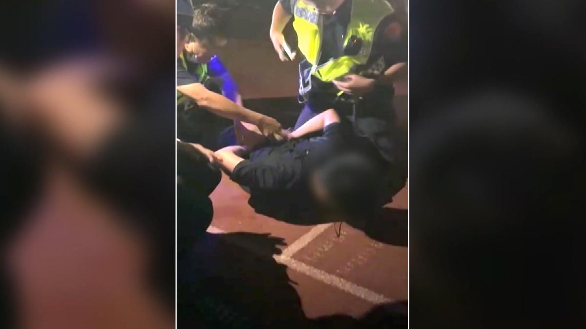 音樂祭竟出現「露鳥男」 警方立刻出手逮人。(圖/threads/slc_dot)