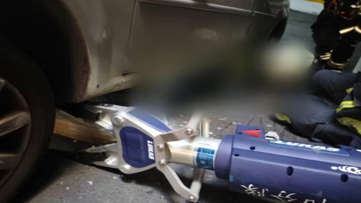 女子墜落車道遭輾過,消防人員救援。(圖/民眾提供)