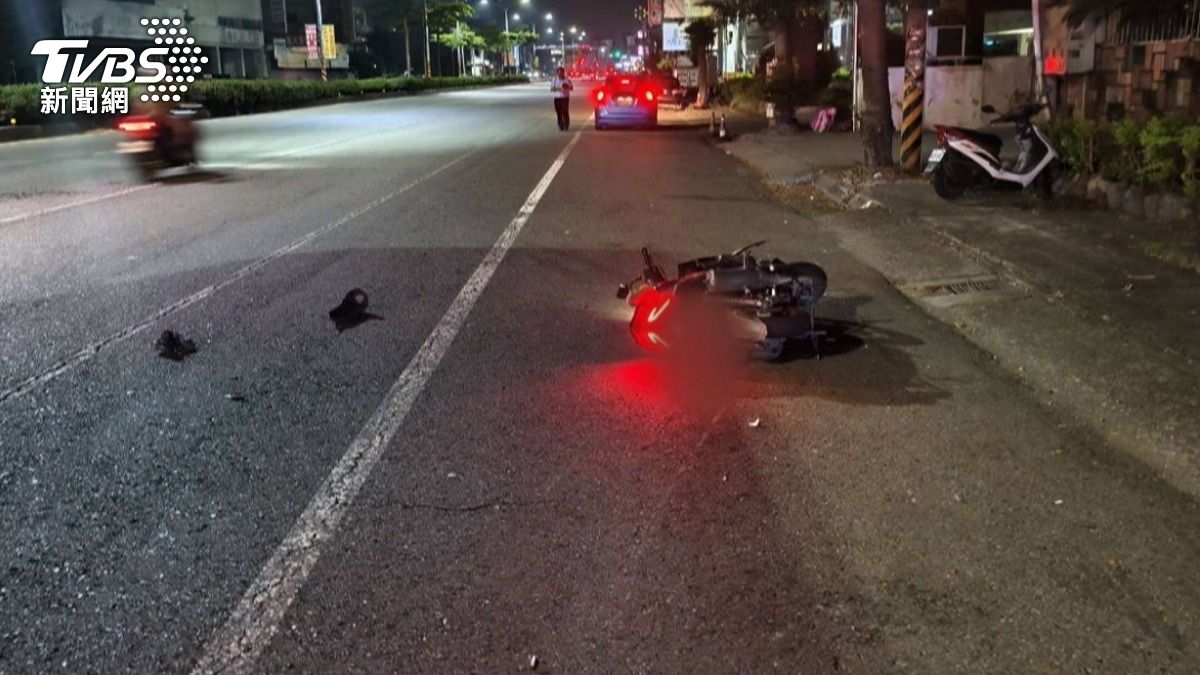 彰化連2車禍釀悲劇!機車自撞17歲女乘客亡 29歲騎士卡車底重傷。(圖/TVBS)