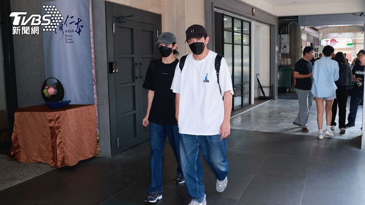 黃尚禾、李千娜夫妻每天來為顏正國守靈。（圖／趙世平攝）