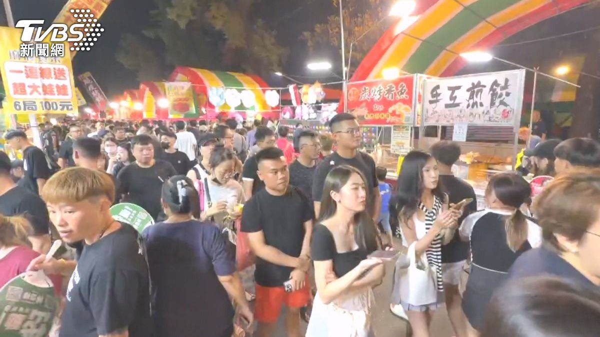高雄左營萬年季，國慶連假最後一天人潮滿滿。（圖／TVBS）
