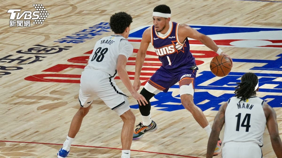 NBA中國賽/隊友送Labubu當生日禮 布克尬回一句全場笑翻