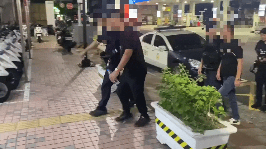 三重分局以優勢警力壓制鬧事群眾氣焰，並立即將涉案4人帶返所釐清案情。（圖／TVBS）