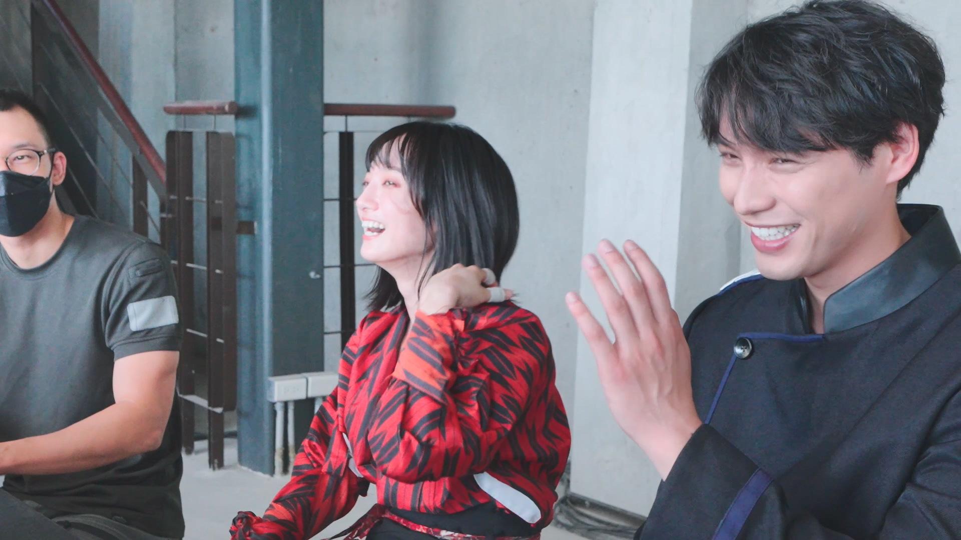 被導演王逸帆(左)誇讚時,福士蒼汰不禁害羞,也逗樂女主角韓寧。(圖/烈日影像提供)