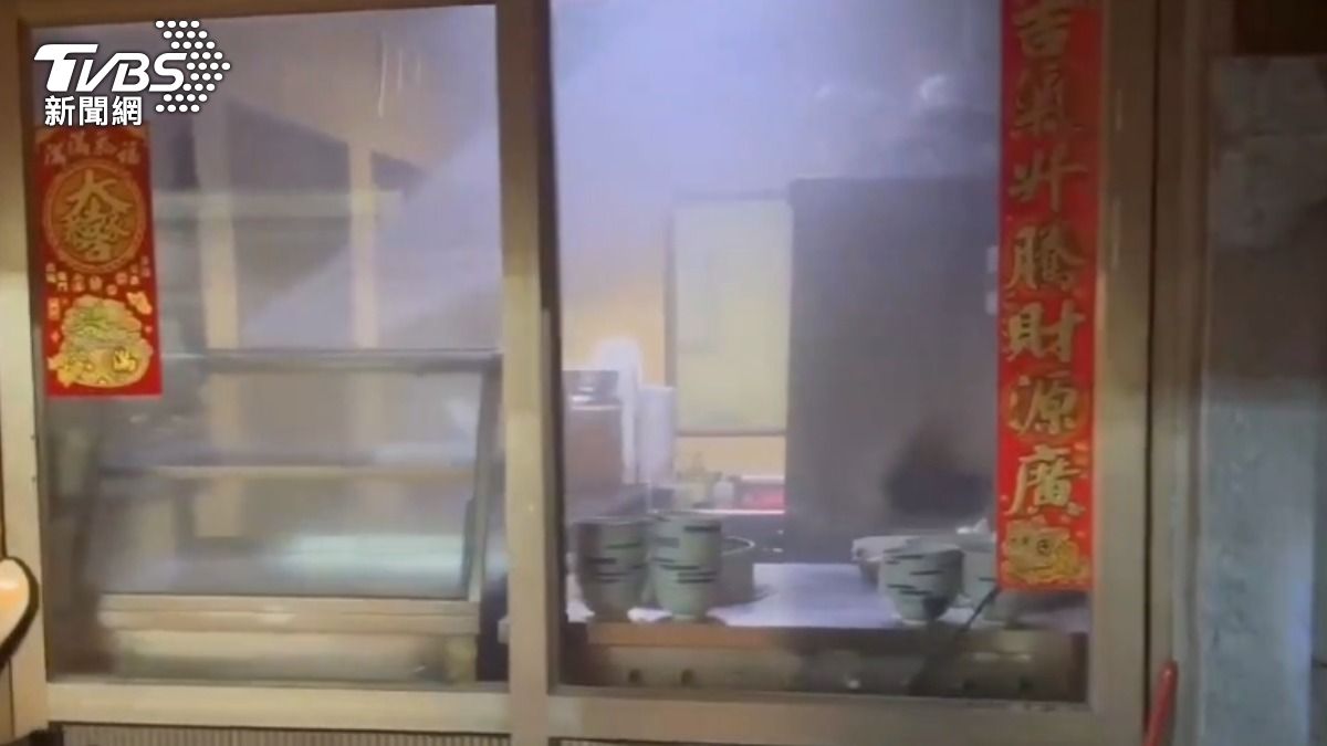 澎湖一間羊肉店內滿是濃煙。(圖/TVBS)