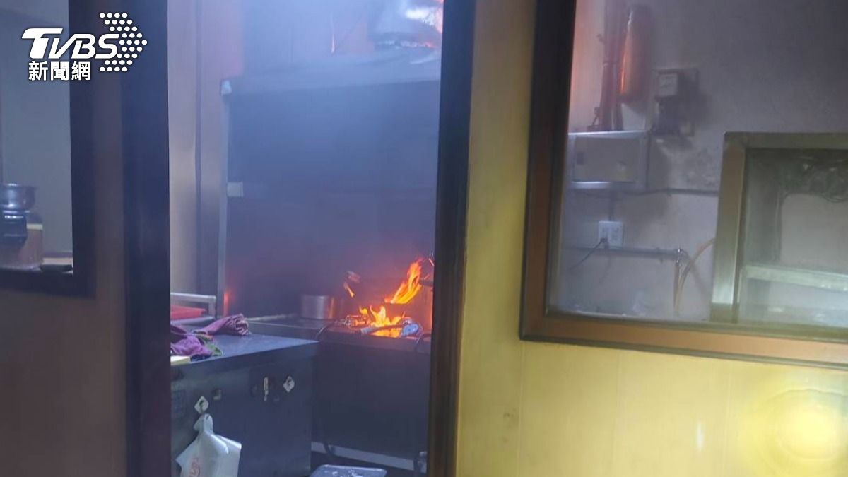 澎湖「老字號羊肉店」廚房竄火舌　疑煮食不慎4人急逃命