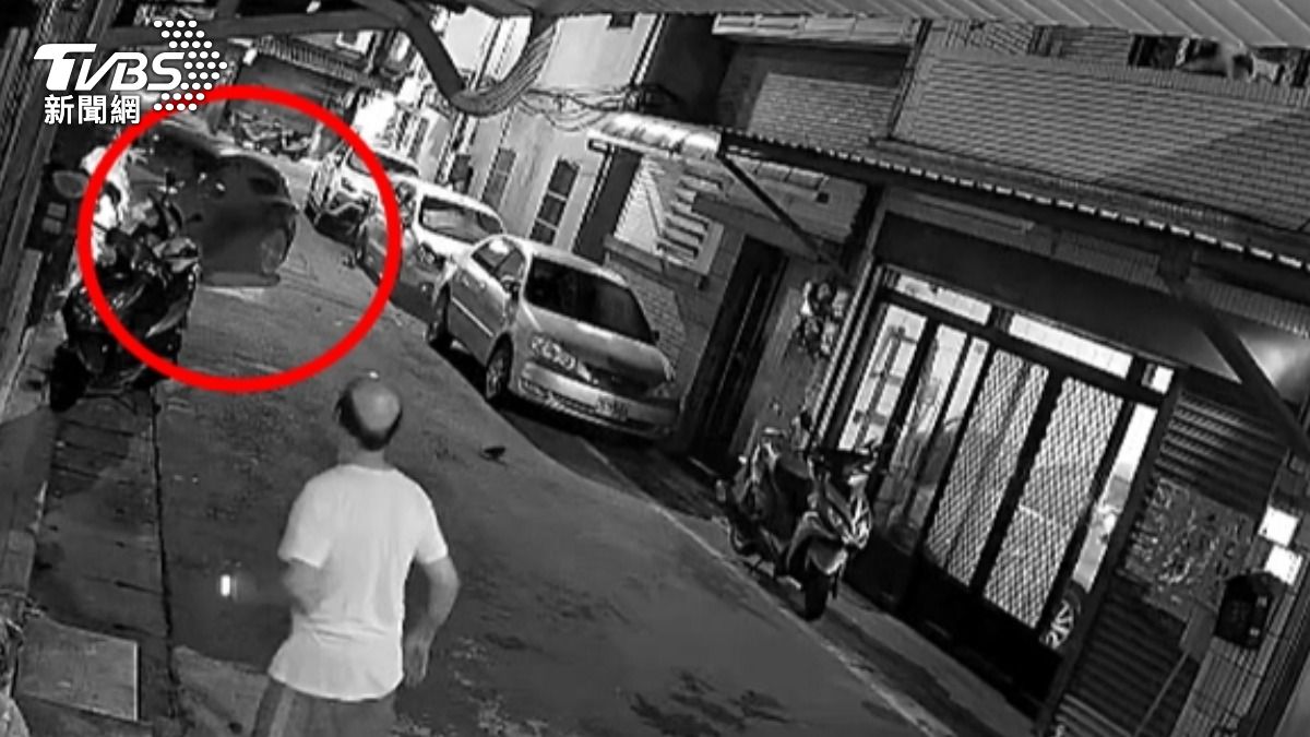 當時車輛撞進民宅時,一旁路人嚇傻。(圖/TVBS)