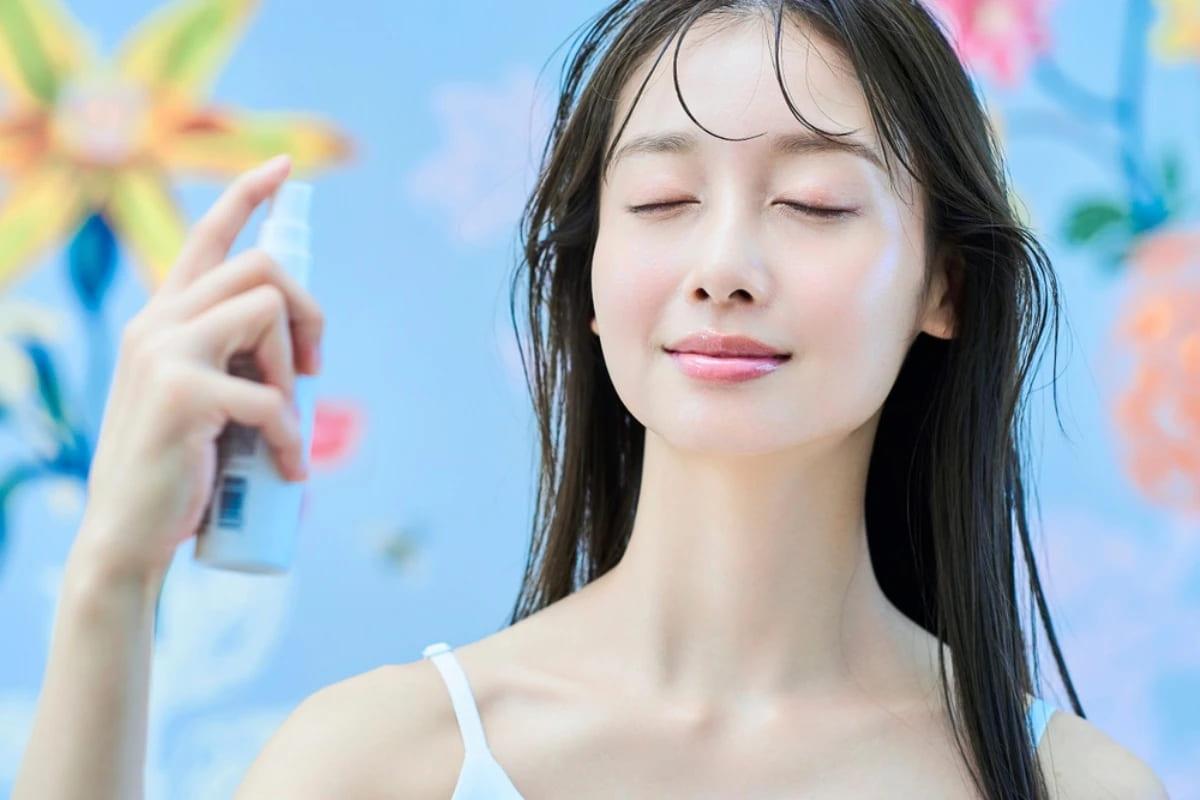 底妝續航的關鍵是「怎麼噴」（圖／翻攝自shutterstock）