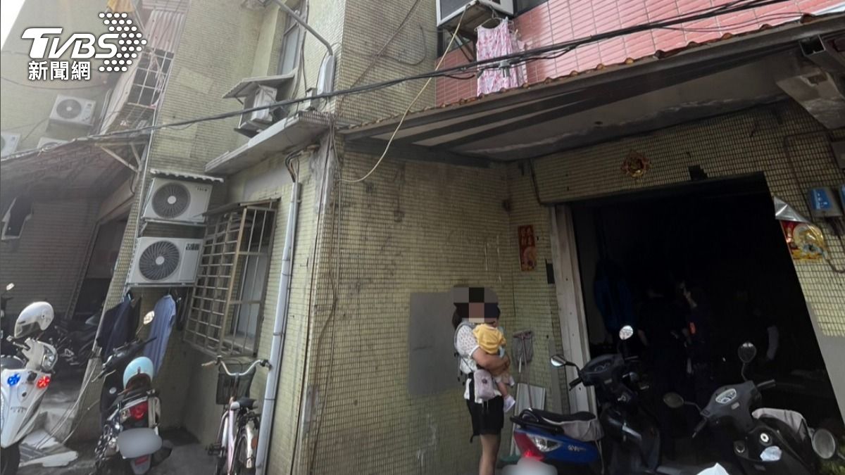 嚇死人!蘆洲民宅天花板崩壞突降「水泥雨」 屋主兒被砸滿身傷