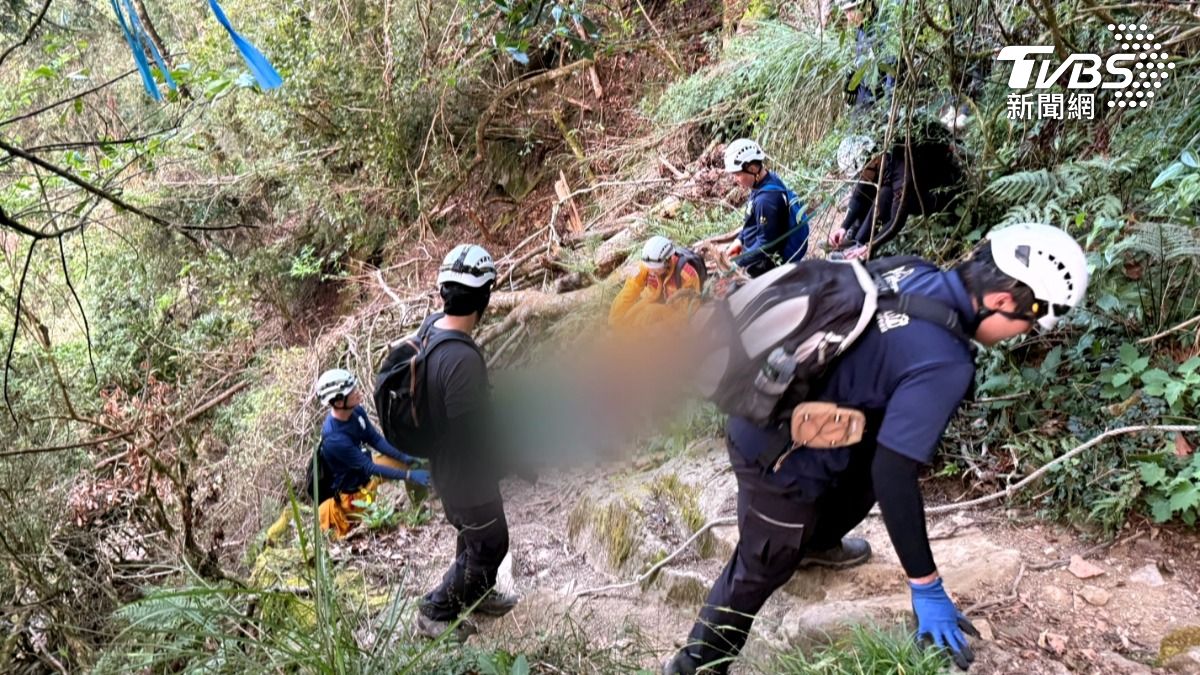 男童不小心跌落25公尺深的邊坡,當下家人急忙報案,搜救人員抵達現場後,也幸好男童只有腳骨折,順利將人救出(圖/TVBS)