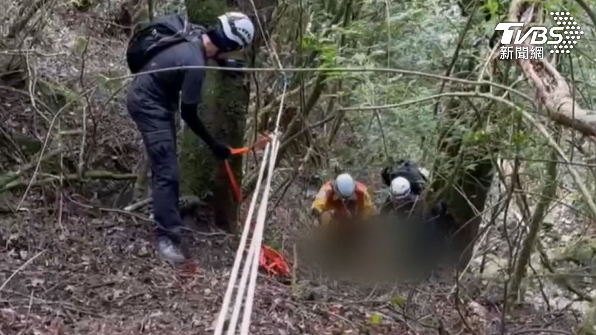 男童意外跌到25公尺深的邊坡,男童母親還冒險下切陪伴,等待搜救人員到來,幸好最後順利救出(圖/TVBS)