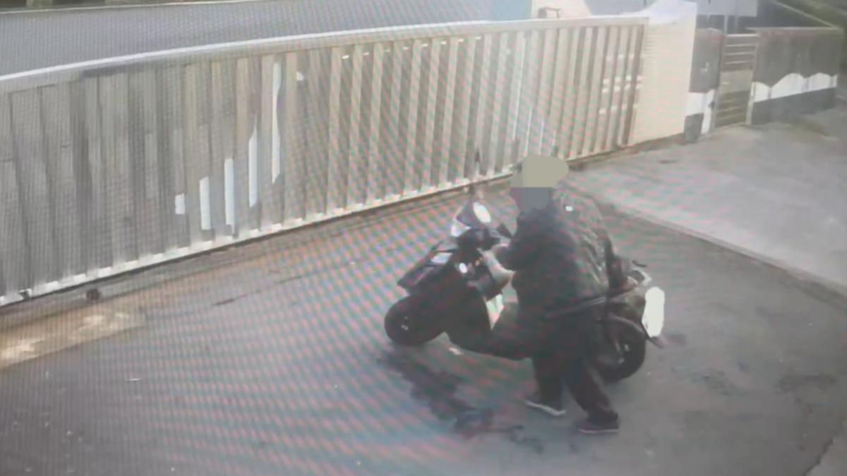 密碼未交接釀禍？ 保全徒手開門移車 鐵門意外倒塌遭壓死。（圖／TVBS)