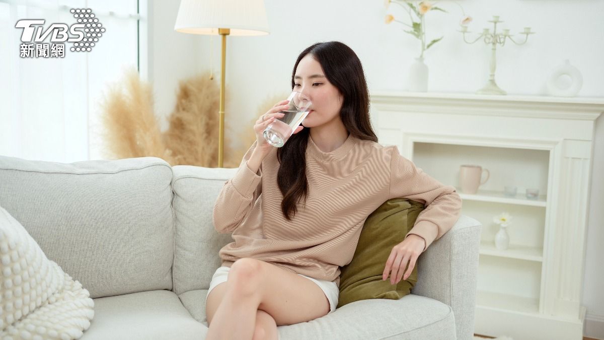 吳雅婷靠「多喝水」的關鍵改變,讓她連身體年齡都從69歲回到27歲。(示意圖/shutterstock達志影像)