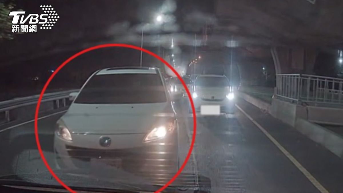 畫面左邊的白色車輛違規插隊。（圖／TVBS）