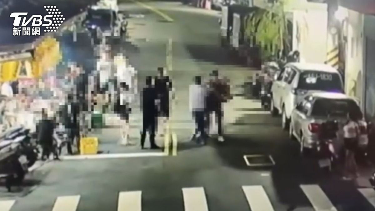 友拍肩提醒小聲點，互毆釀三人傷。（圖／TVBS）