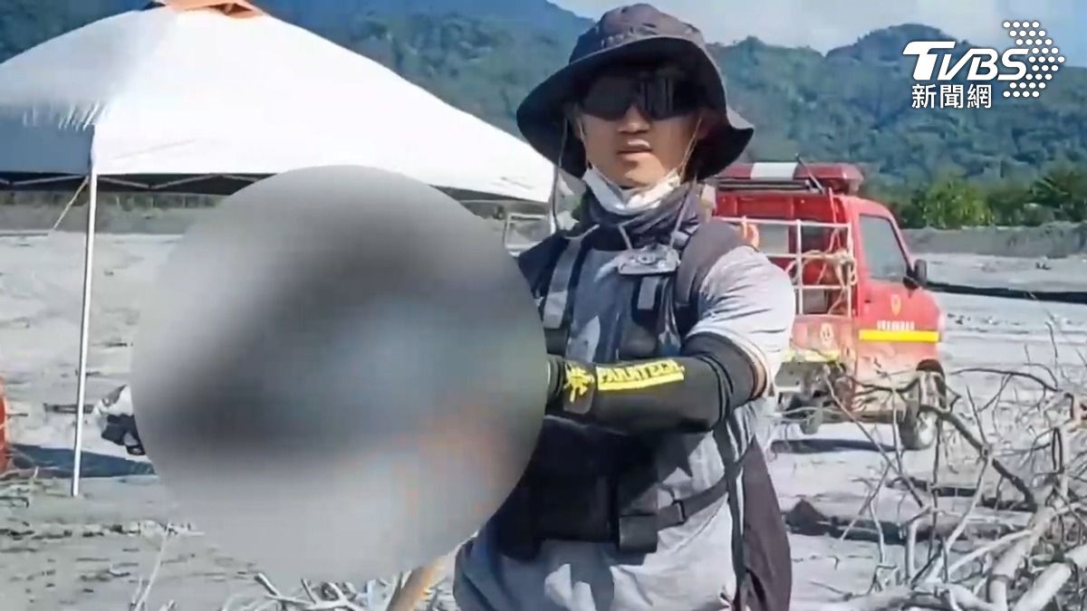 整部車被泥沙覆蓋，懸掛的車牌沒被沖走，發現是失聯者的車輛（圖／TVBS）