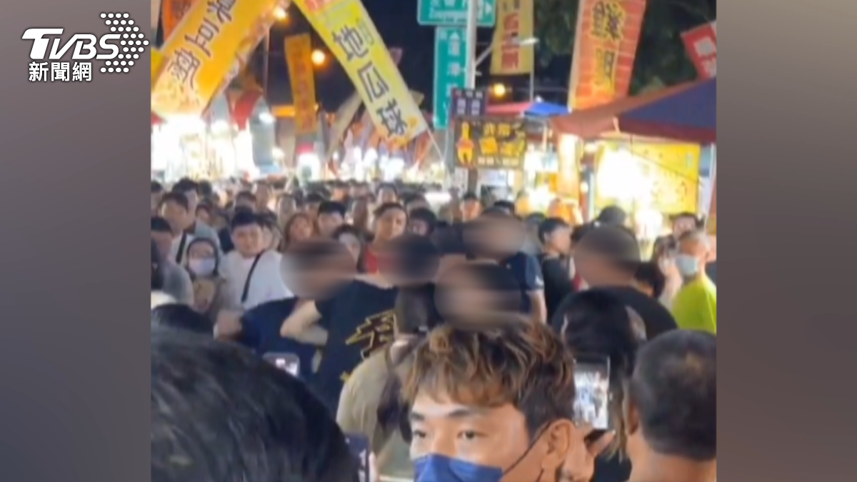 事件的起因是一名顧客購物後後退時,差點撞到陳姓男子的孩子,因言語衝突迅速升級為肢體衝突。(圖/社會事新聞影音)