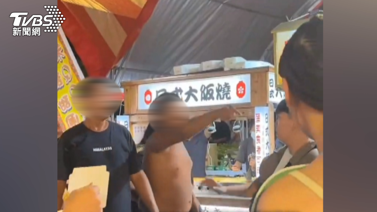 男子大聲斥責對方,提醒後面有小孩。該顧客則回嗆:「有需要這麼大聲嗎?」(圖/社會事新聞影音)