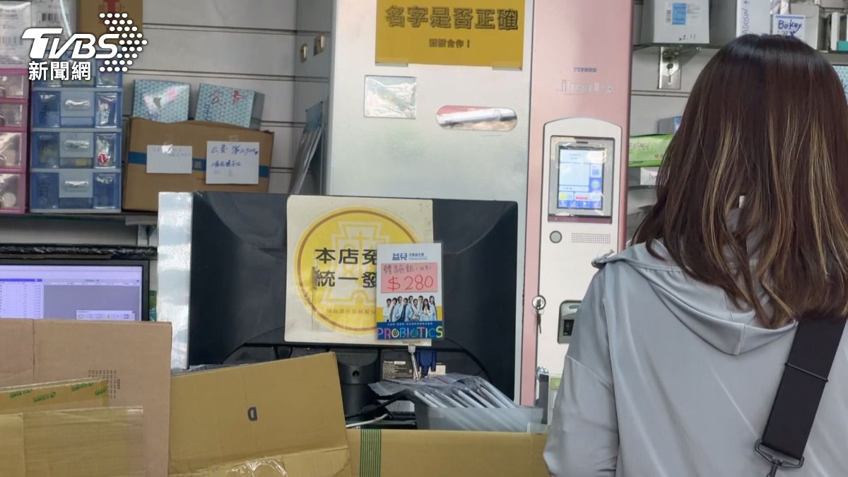 女藥師當眾逼男同事滾,顧客傻眼全看傻。(圖/TVBS)