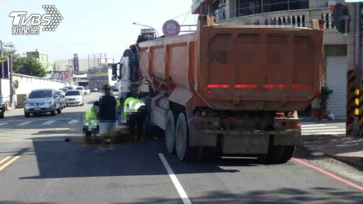 聯結車違停起步又沒看!台中男依規牽單車過馬路 慘遭撞輾亡
