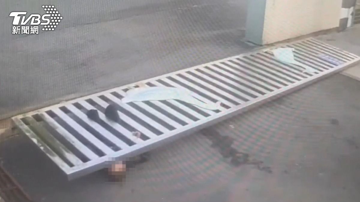 警衛遭四百公斤的軌道門壓死。（圖／TVBS）