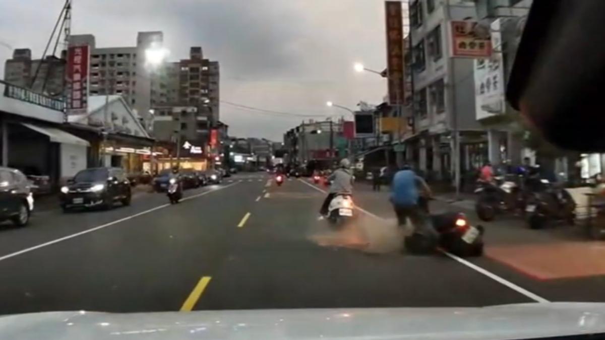 高雄有騎士撞上放在路邊的金爐慘遭燙傷(畫面來源/wowtchout)